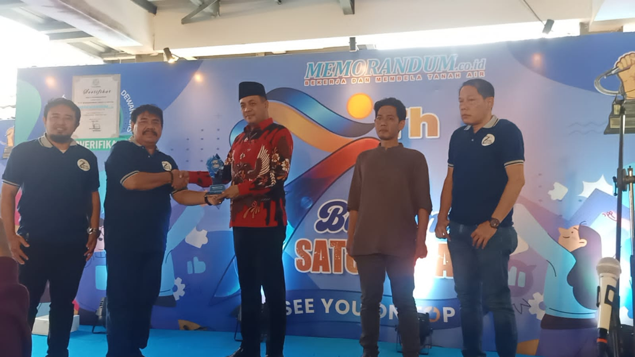 Firman Syah Ali, birokrat Pemerintah Provinsi Jawa Timur hari ini menerima Award sebagai BIROKRAT PEJUANG dari Memorandum.co.id