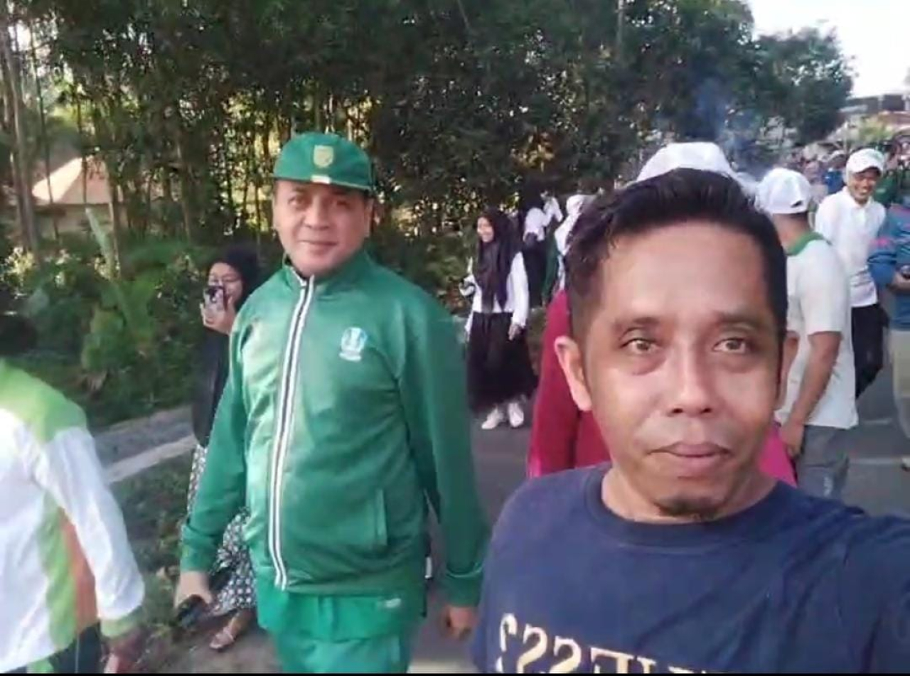 Ketua Konfederasi Olahraga Nahdlatul Ulama (KONU) Firman Syah Ali melepas peserta Jalan Jalan Sehat Pondok Pesantren Miftahul Ulum Kebunsari Plakpak Pamekasan, Senin (30/6 2025).
