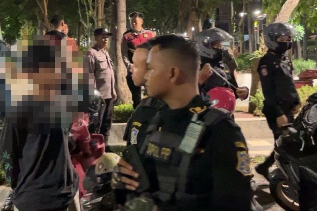 Satpol PP mengamankan sejumlah pemuda yang kepergok pesta miras