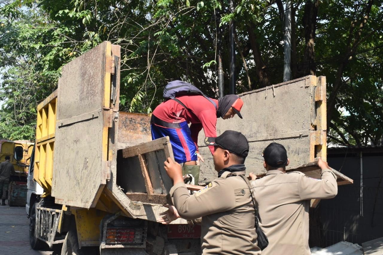 Satpol PP menyasar sepanjang Jalan Wiyung Pratama dan Jalan Karangan PDAM