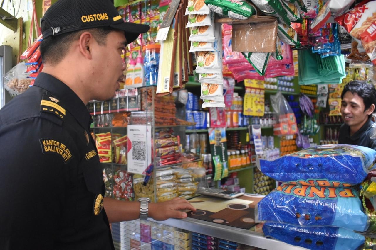 Satpol PP Kota Surabaya bersama tim gabungan dari Bea Cukai Sidoarjo, Kejaksaan Negeri Surabaya, dan TNI-Polri menyisir enam toko kelontong di wilayah Surabaya Pusat dan Surabaya Selatan