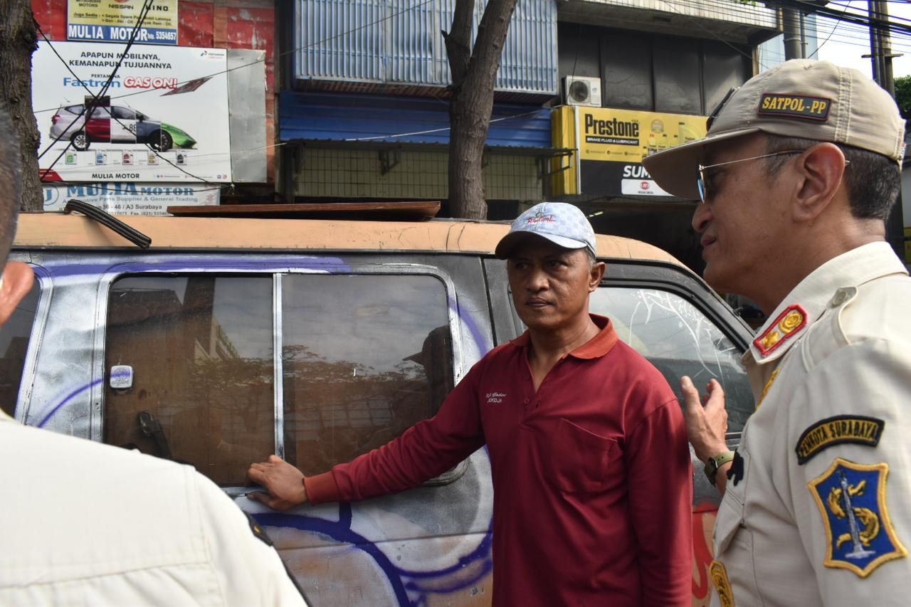 Satpol PP Kota Surabaya melakukan penertiban terhadap sejumlah Pedagang Kaki Lima (PKL) dan kendaraan yang parkir liar di sepanjang Jalan Kedungdoro