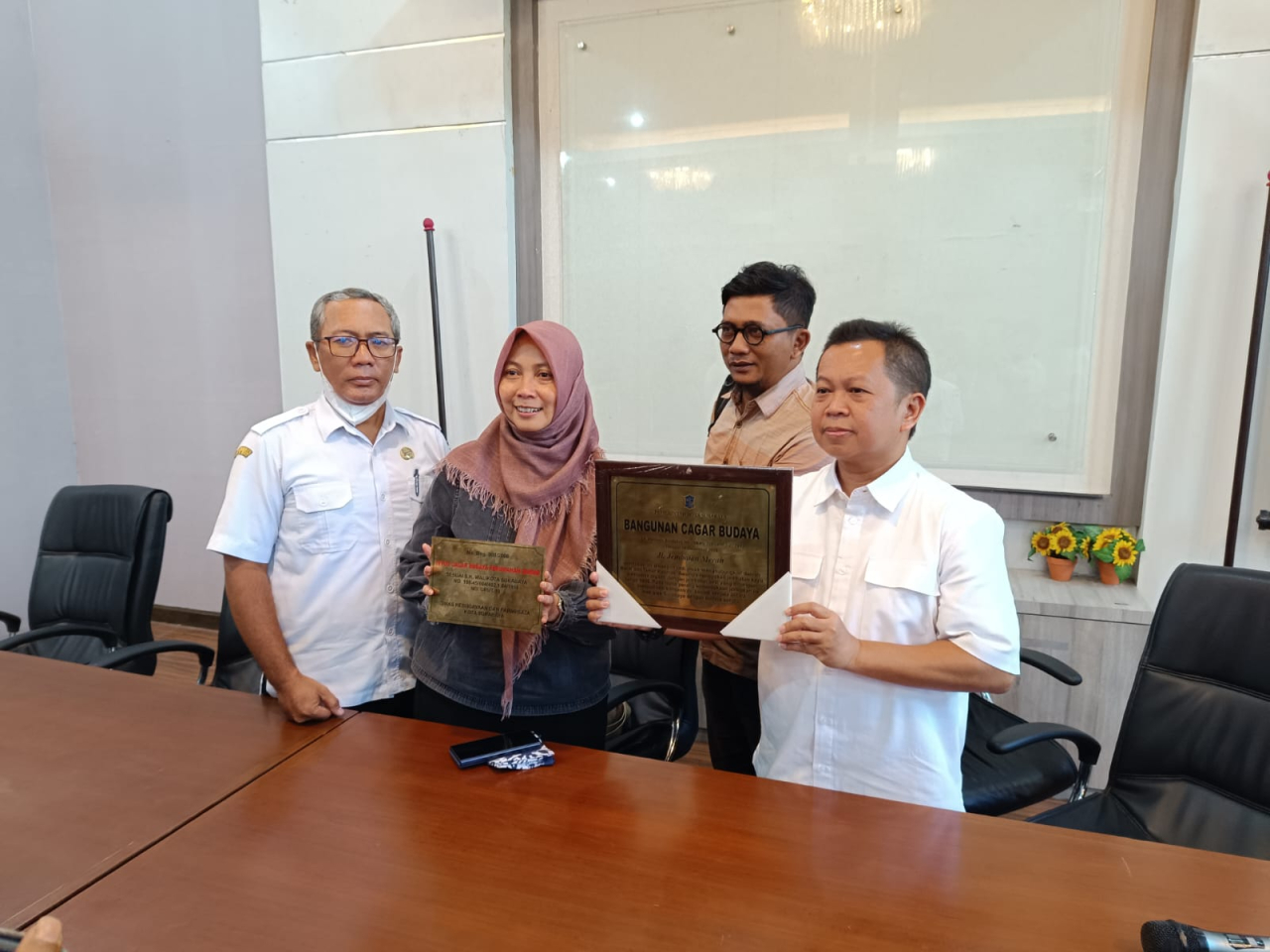 Ketua TACB Kota Surabaya, Retno Hastijanti menjelaskan mengenai bangunan di Jl Raya Darmo No 30 Surabaya