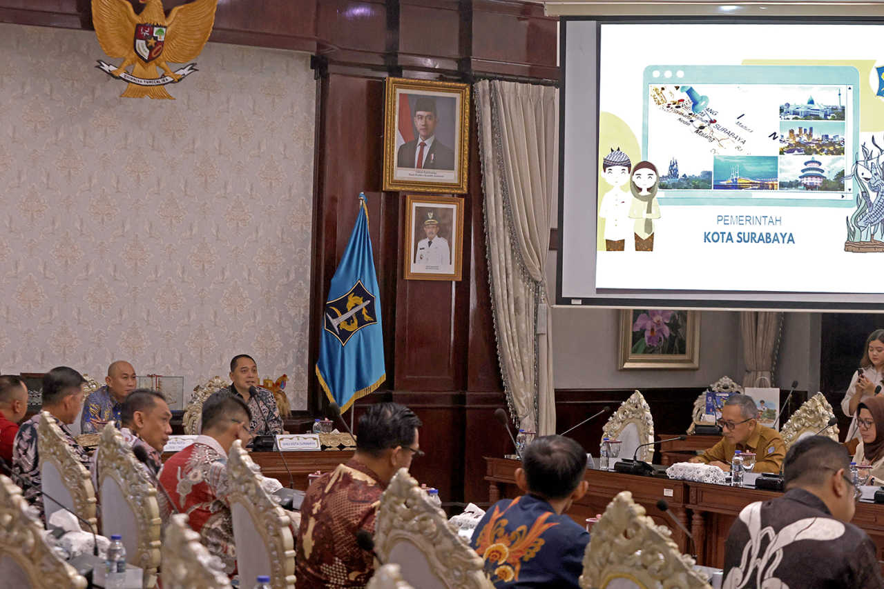 Wali Kota Surabaya Eri Cahyadi menyambut hangat kedatangan Wali Kota Lubuk Linggau Rachmat Hidayat di Ruang Sidang Wali Kota,
