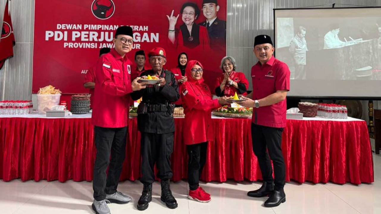 Wakil Ketua DPD PDI Perjuangan Jatim Budi Sulistyono alias Kanang bersama Deni Wicaksono