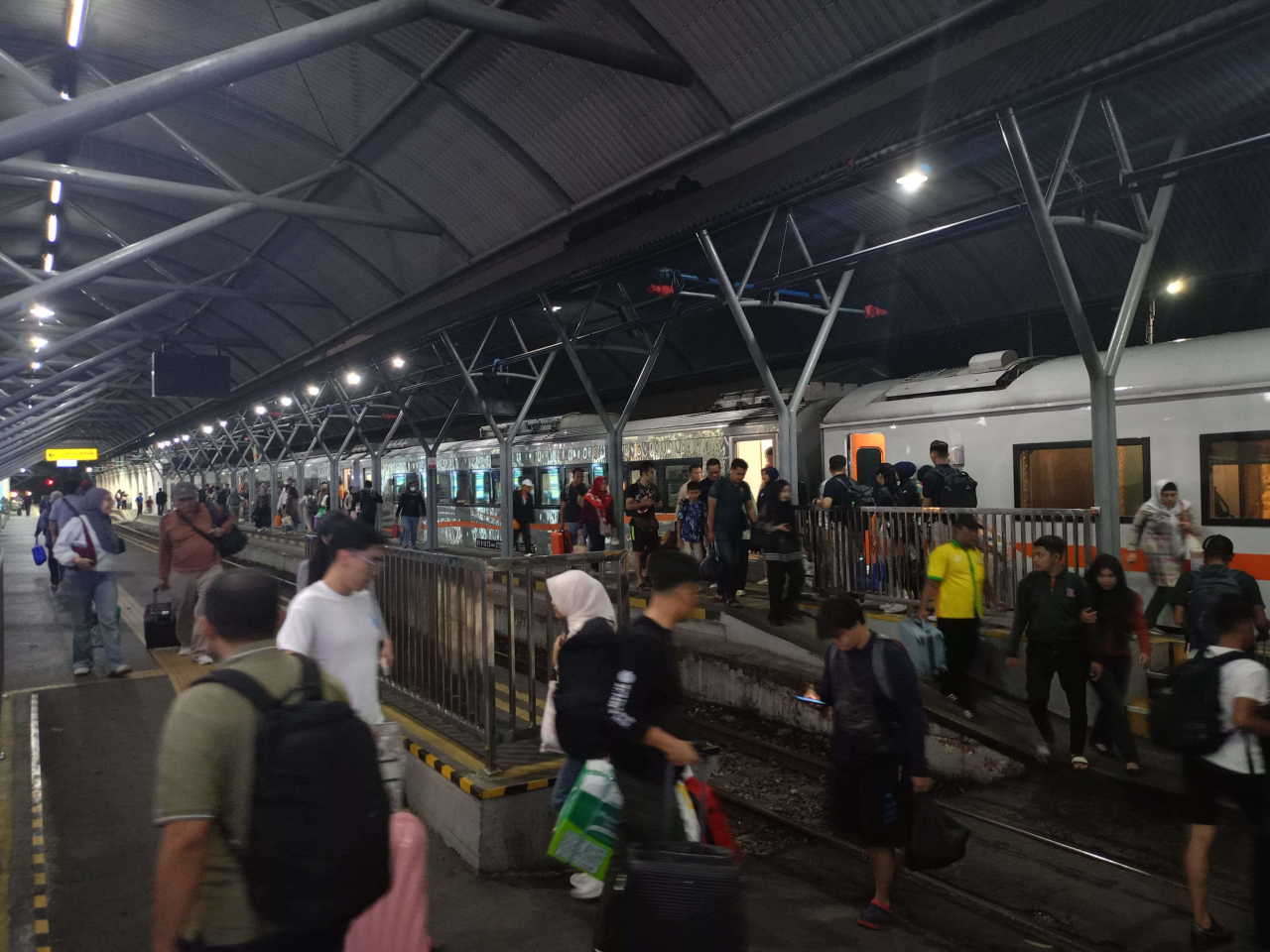 Suasana di Stasiun Surabaya Gubeng. (Foto: Dokumentasi/Humas KAI Daop 8)