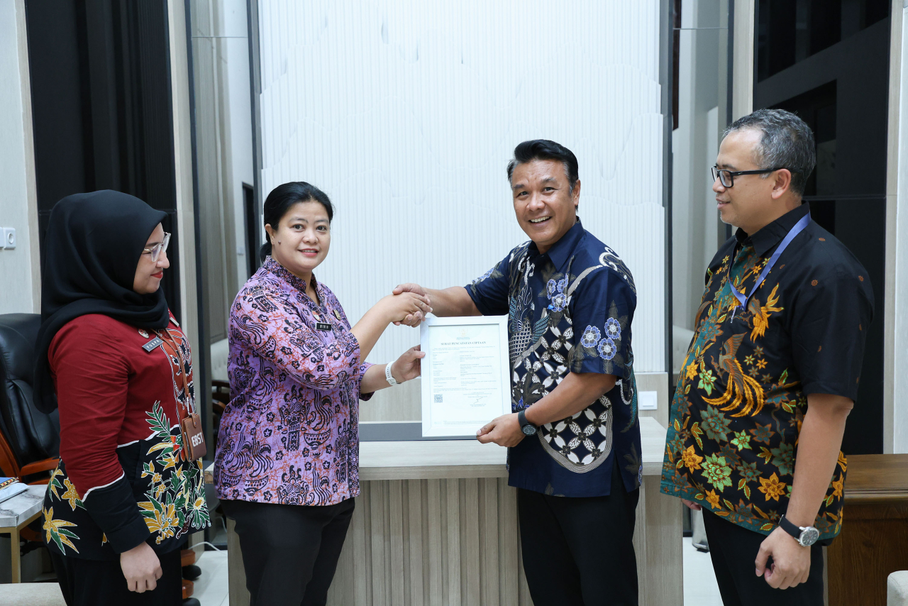 Sertifikat hak cipta identitas visual Kota Surabaya secara simbolis diserahkan oleh perwakilan dari Kantor Wilayah Kementerian Hukum (Kanwil Kemenkum) Jawa Timur kepada Asisten Pemerintahan dan Kesejahteraan Rakyat, M Fikser