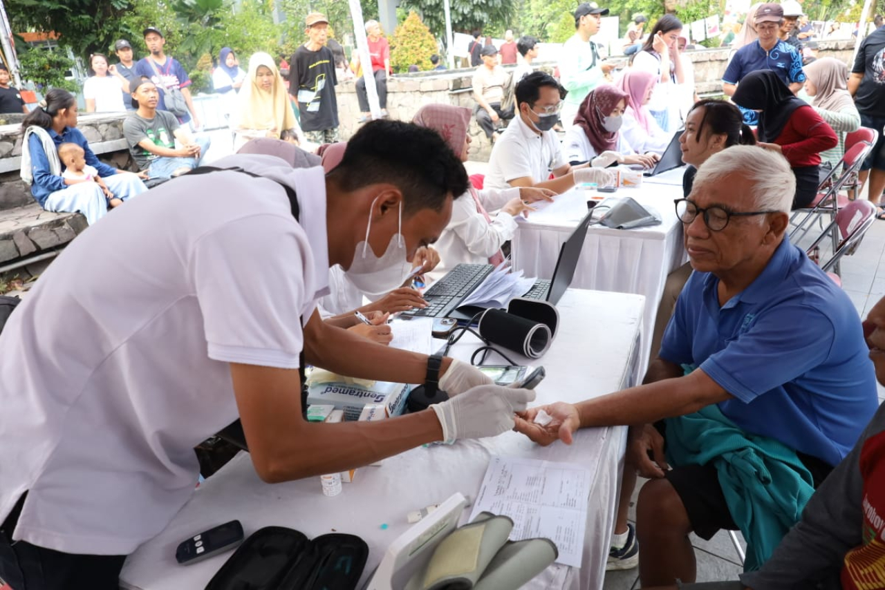 Pemkot Surabaya bersama Fakultas Kesehatan Masyarakat UNAIR menggelar peringatan Hari Tanpa Tembakau Sedunia (HTTS) di Taman Bungkul