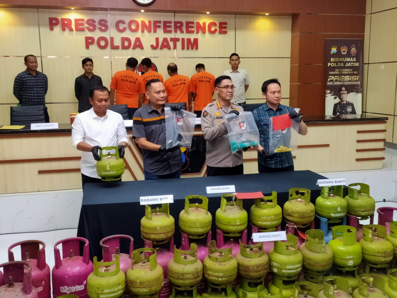 Polda Jawa Timur membongkar praktik pengoplosan gas elpiji bersubsidi