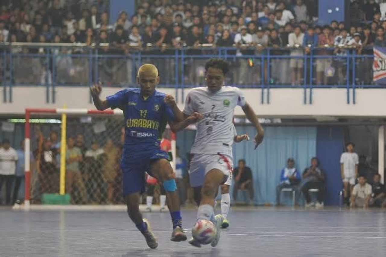 Pertandingan tim putra Kota Malang (putih) dengan Surabaya (biru) dalam final futsal Porprov IX/2025 Jawa Timur di Graha Polinema pada Jumat (27/6/2025) (Foto: DO. KONI Jatim)