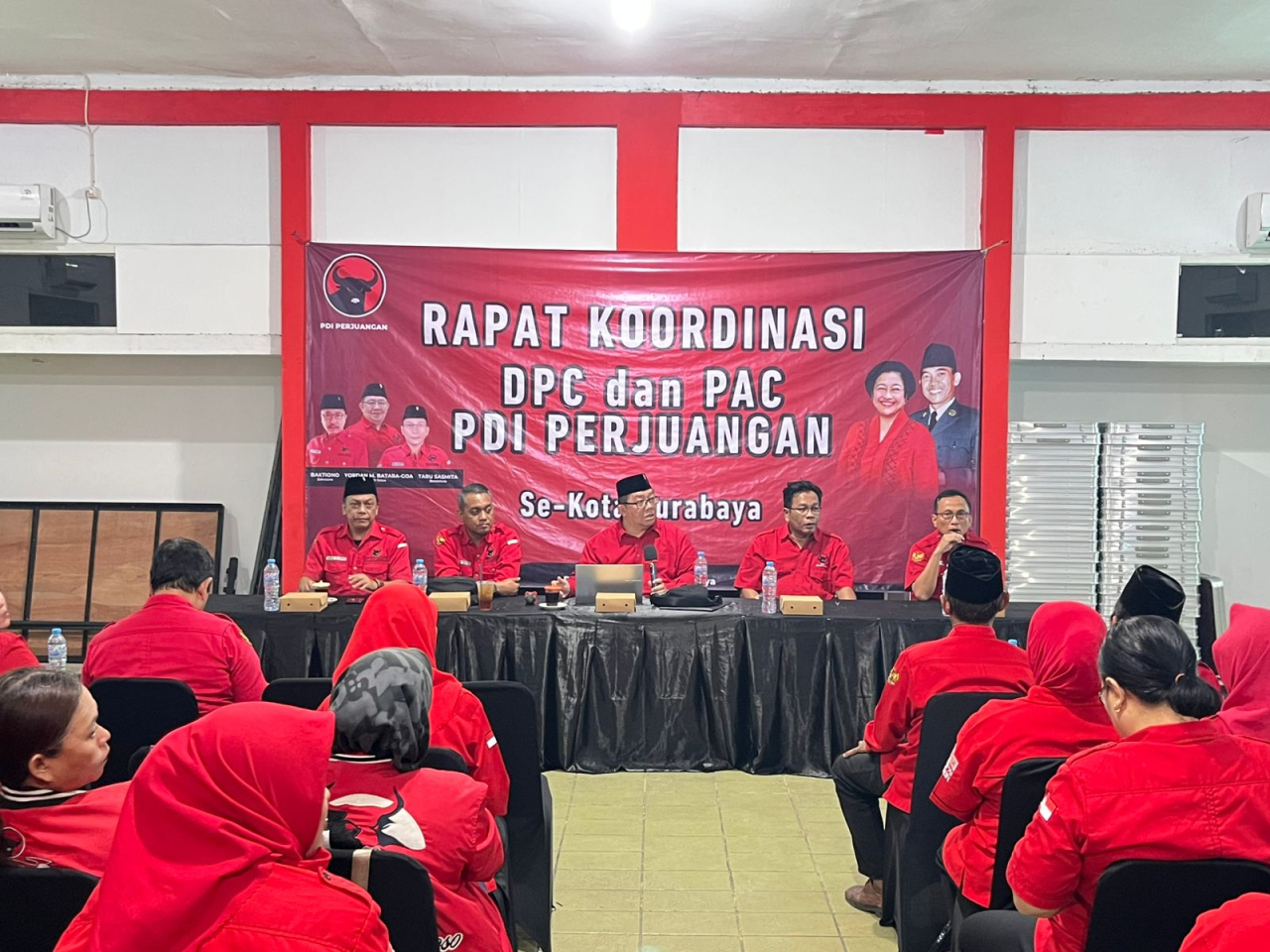 DPC PDI Perjuangan Kota Surabaya menggelar rapat koordinasi bersama seluruh Pengurus Anak Cabang (PAC) se-Kota Surabaya, Senin malam (16/6)