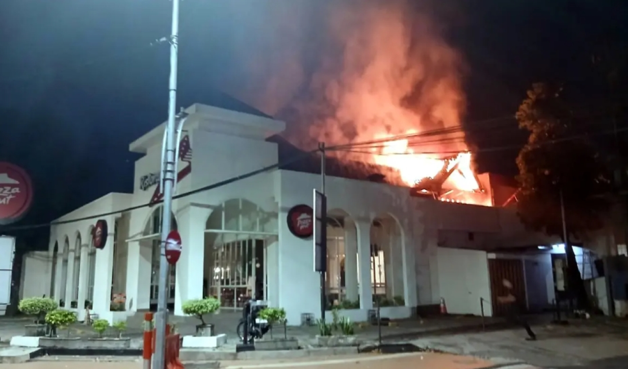 Kebakaran hebat melanda restoran Pizza Hut di Jalan Raya Darmo Surabaya