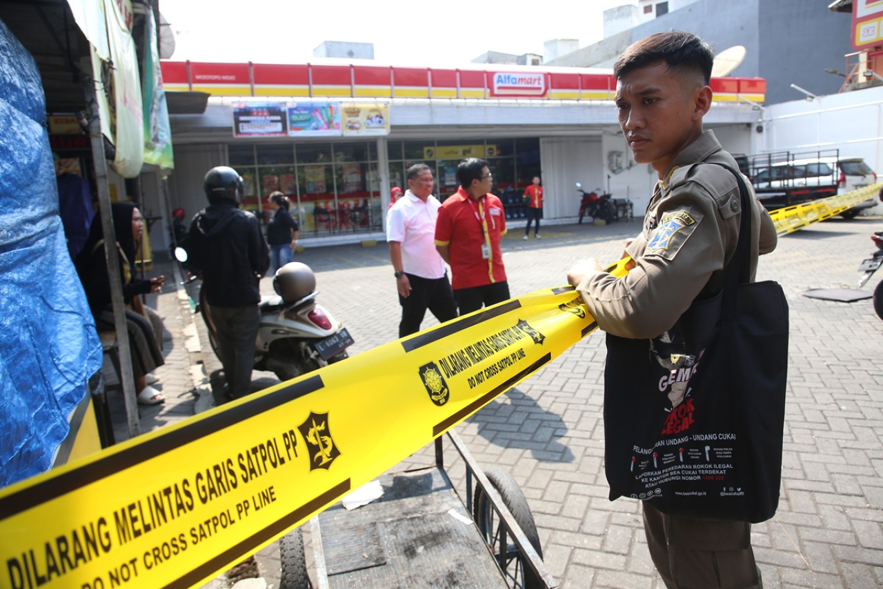 Lahan parkir di minimarket di kota Surabaya disegel