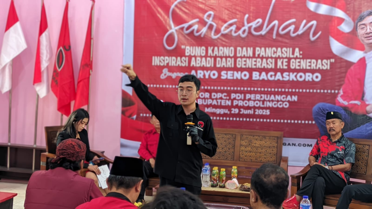 Juru bicara DPP PDI Perjuangan, Aryo Seno Bagaskoro saat memberikan wawasan kebangsaan dan politik bagi mahasiswa di Probolinggo Minggu, (29/06/2025)