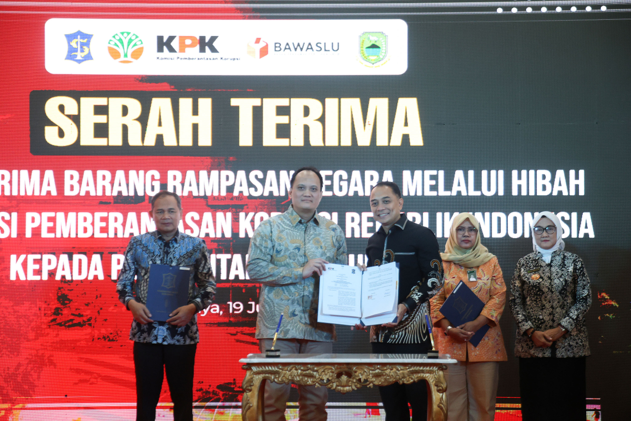 Wali Kota Surabaya, Eri Cahyadi menerima penyerahan aset hasil rampasan dari KPK