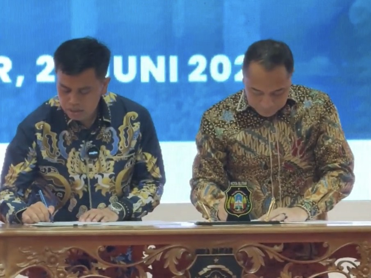 Wali Kota Eri Cahyadi (kanan) dan Wali Kota Blitar Syauqul Muhibbin (kiri)