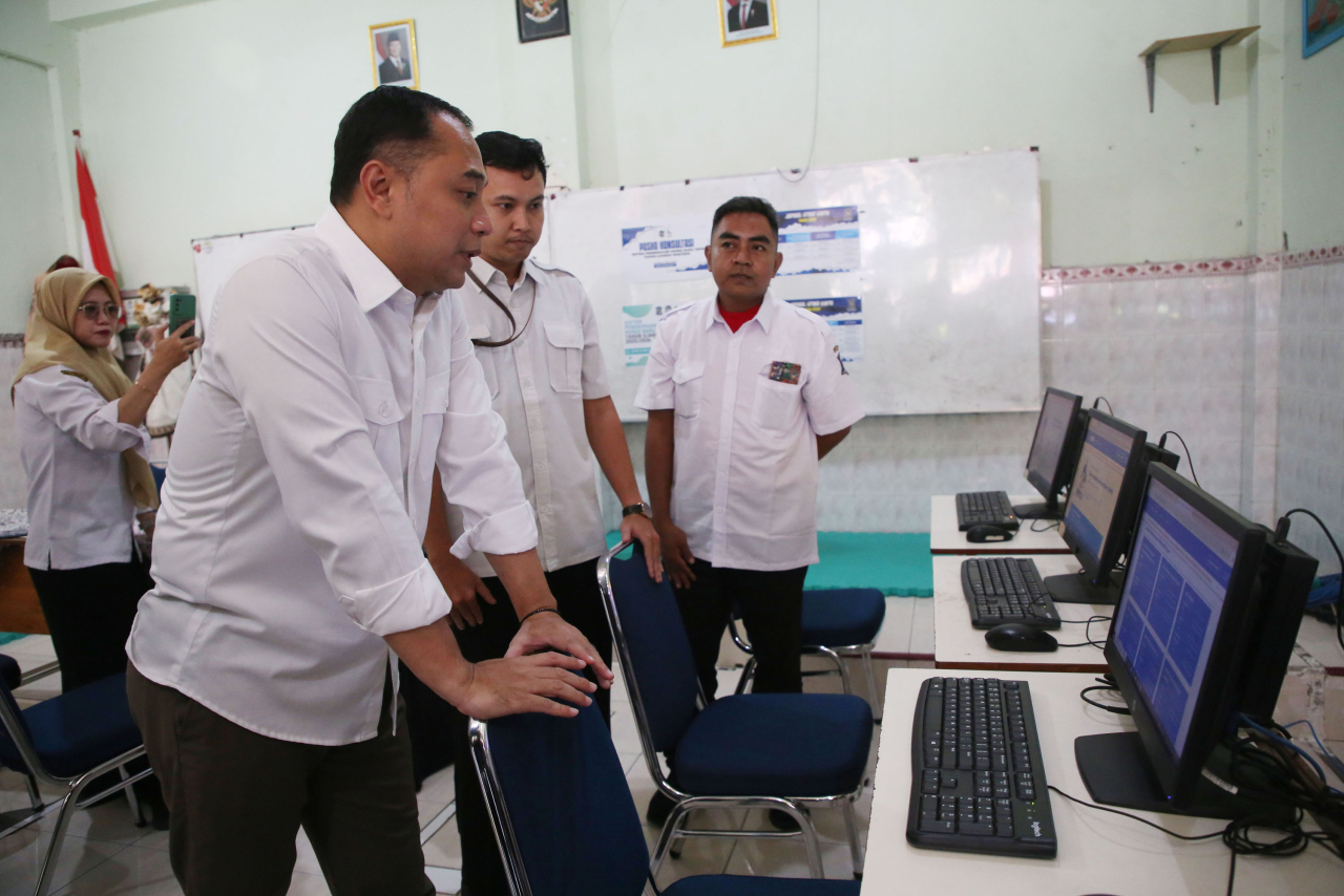 Wali Kota Surabaya Eri Cahyadi melakukan peninjauan pelaksanaan Sistem Penerimaan Murid Baru (SPMB)