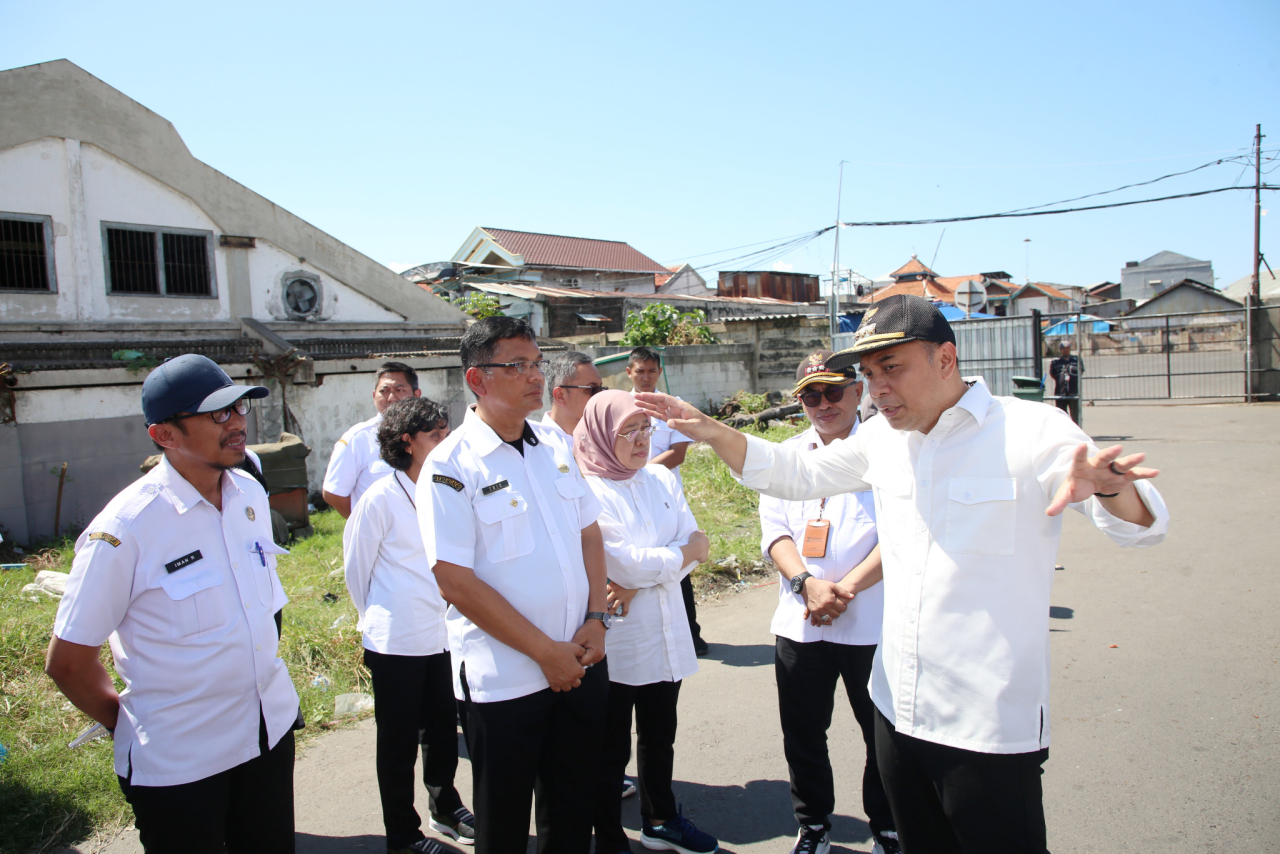 Wali Kota Surabaya Eri Cahyadi melakukan inspeksi mendadak (sidak) di kawasan wisata religi Sunan Ampel