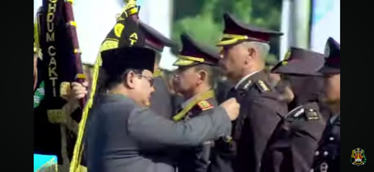 Presiden Prabowo saat memberikan Bintang Bhayangkara kepada Kombes Pol Leonard Sinambela