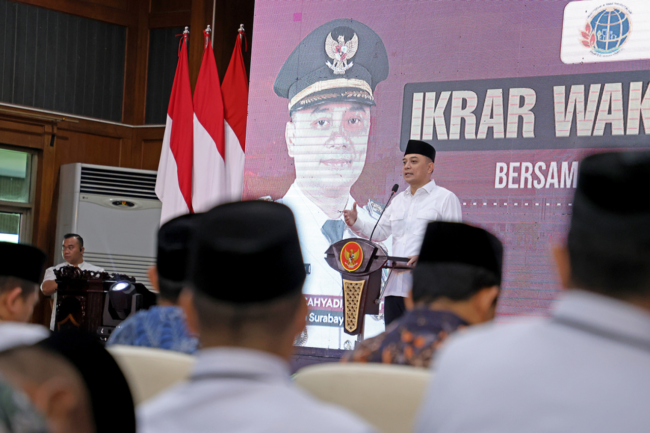 Pemkot Surabaya menggelar Ikrar Wakaf Massal di Graha Sawunggaling