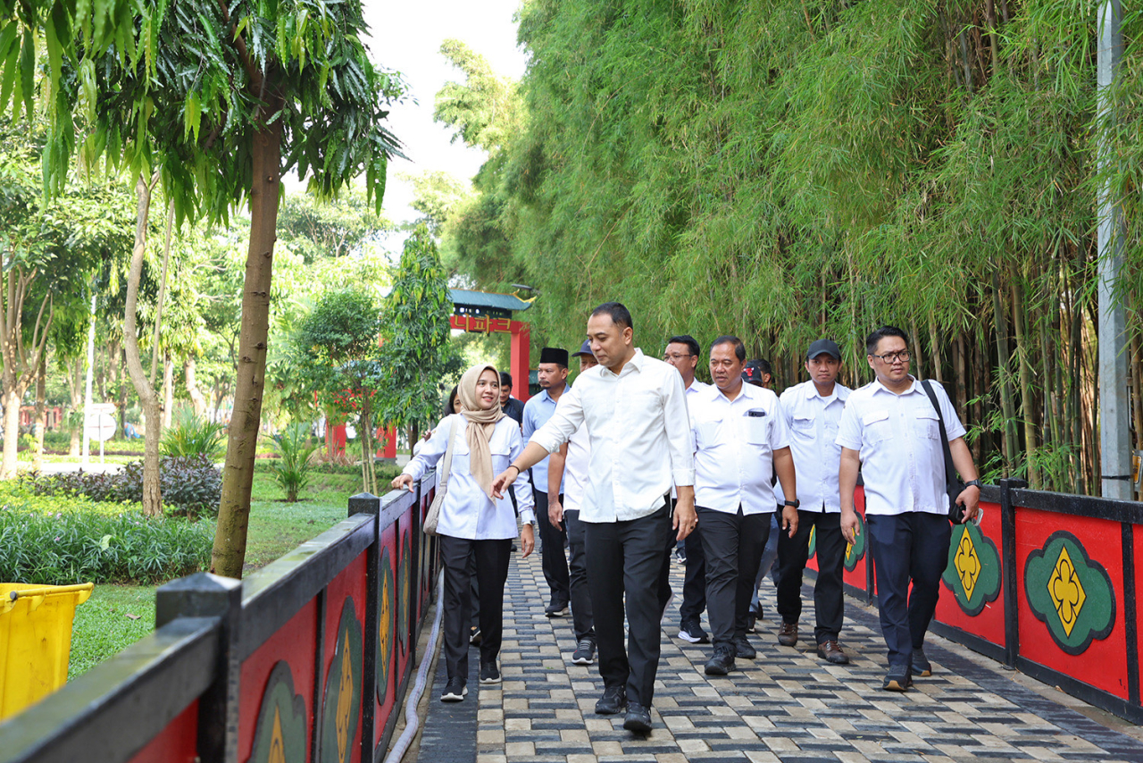 Eri Cahyadi melakukan inspeksi mendadak (sidak) ke Taman Harmoni di Keputih