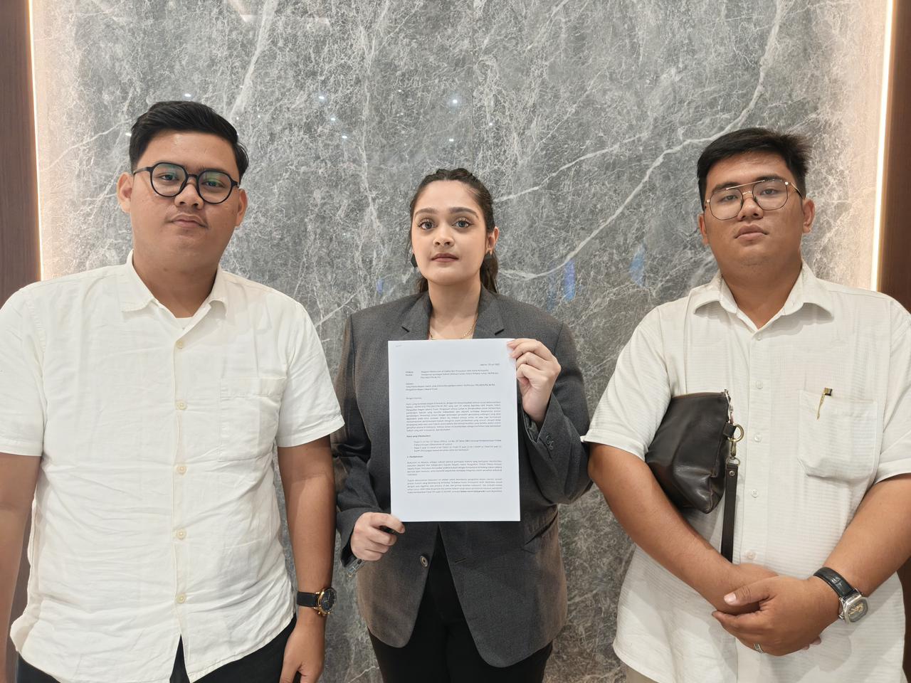 Tiga ahli hukum, yakni Andrean Gregorius Pandapotan Simamora, Zaitun Taher, serta Rahadian Bino Wardanu menyerahkan menunjukkan dokumen amicus curiae