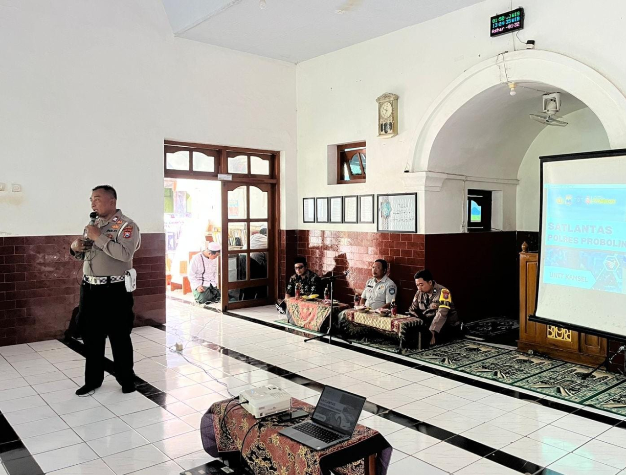 Petugas Polres Probolinggo saat melaksanakan program Police Goes To School di PP Rofiatul Islam , Krejengan