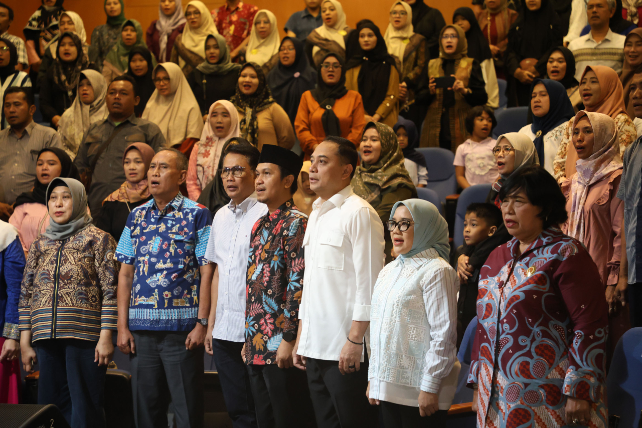 Wali Kota Eri Cahyadi di acara Masa Orientasi Orang Tua (MOOT) jenjang PAUD, SD, dan SMP se-Kota Surabaya, di SMP Al-Hikmah, Minggu (20/7/2025)