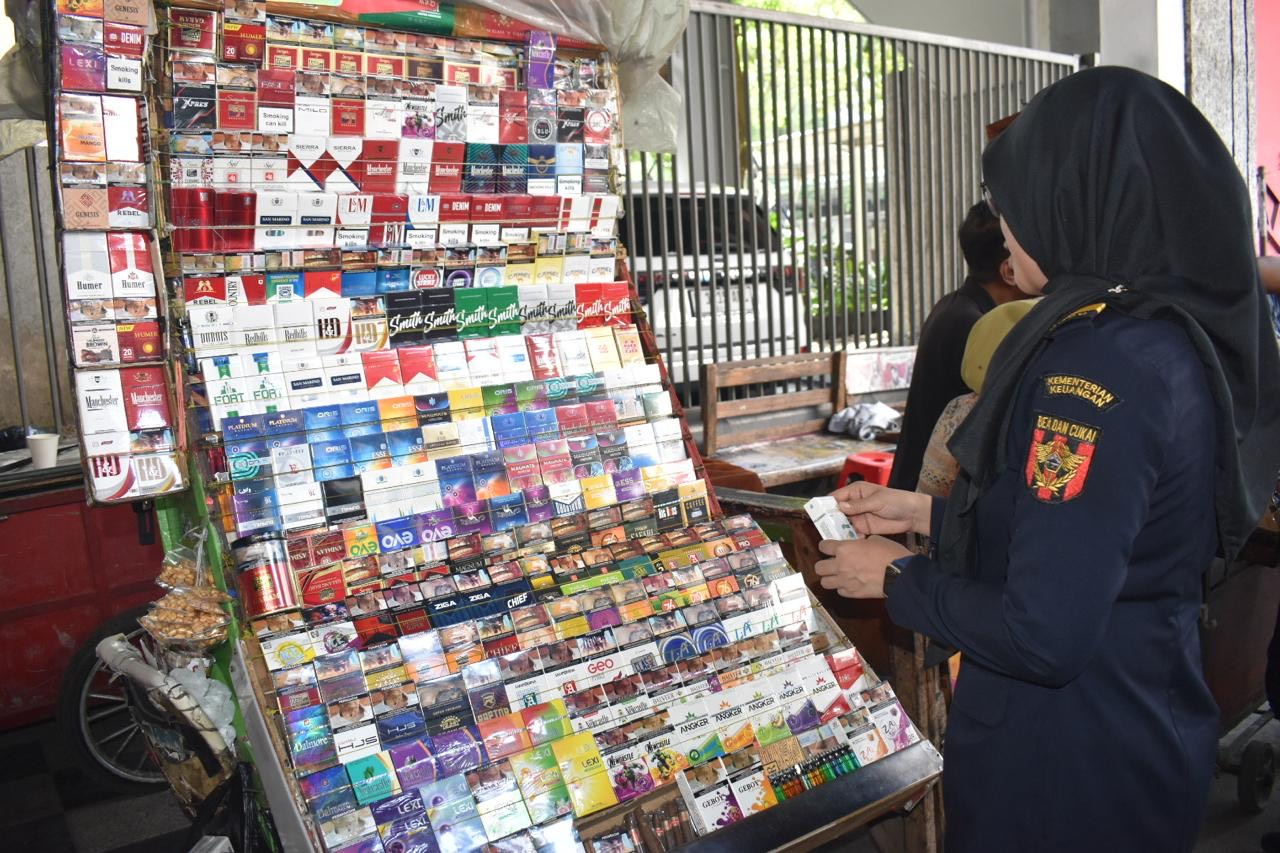 Operasi gabungan untuk menekan peredaran rokok ilegal di Surabaya