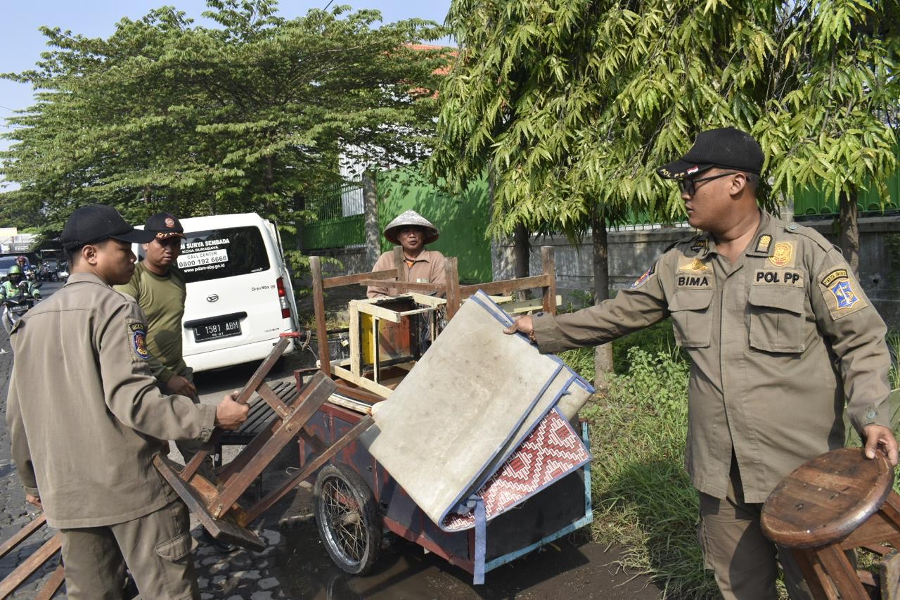 Satpol PP melakukan penertiban pada bangunan liar (bangli) di sepanjang Jalan Ketintang Permai