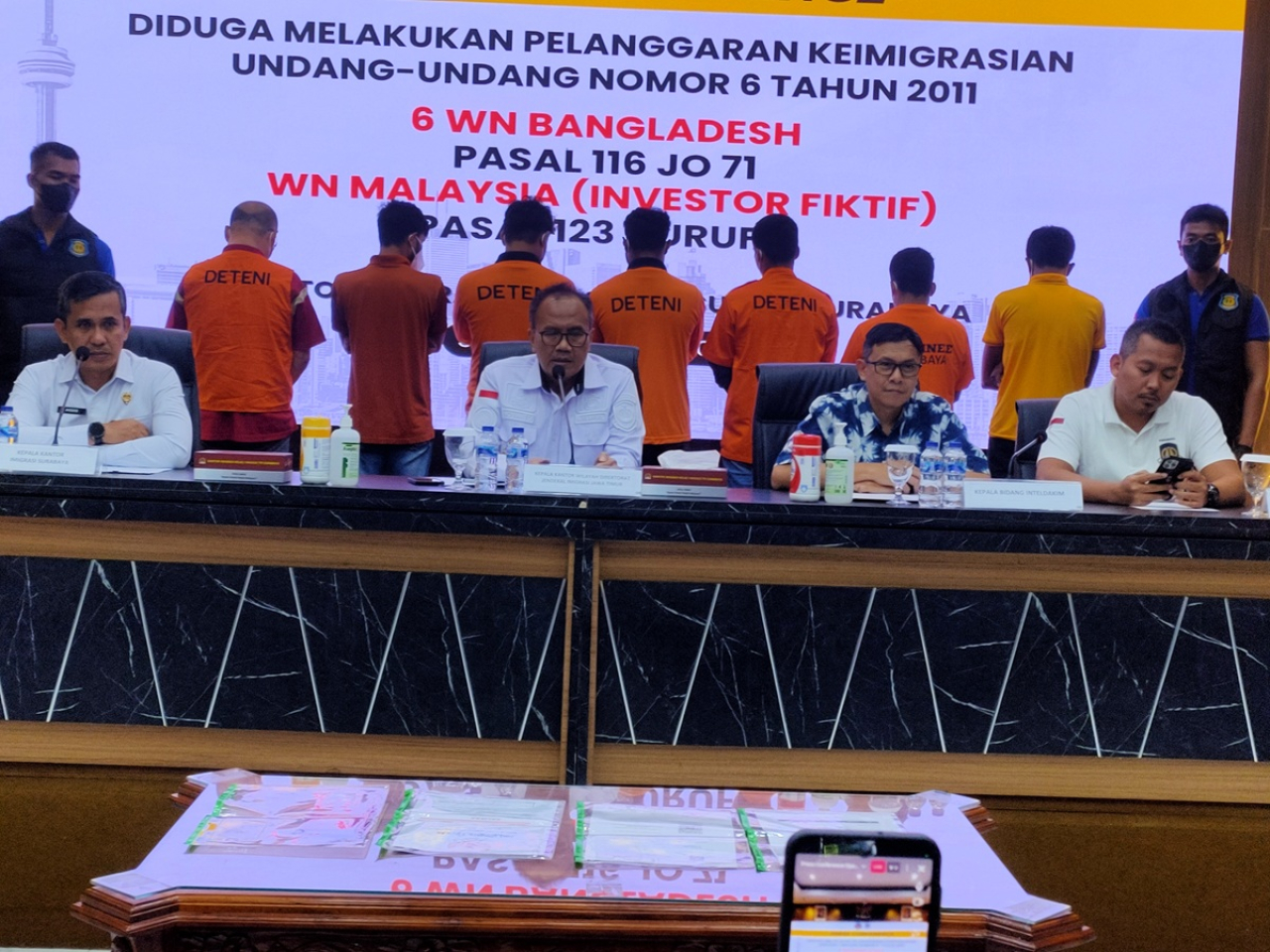 Rilis penangkapan WNA Bangladesh dan Malaysia di Kantor Imigrasi Surabaya