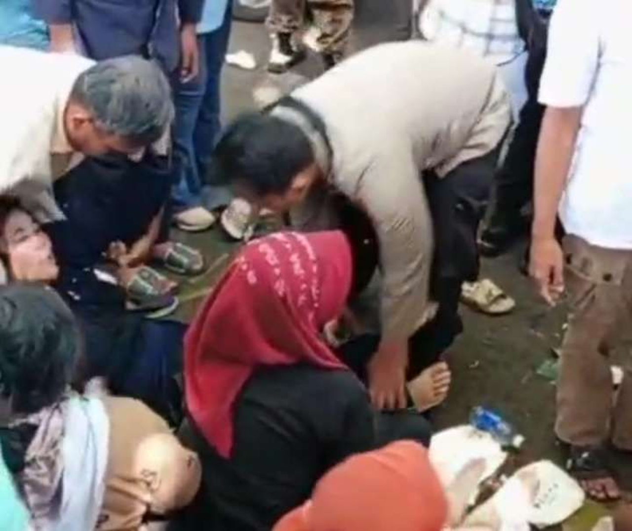Suasana saat warga berdesak-desakan pada acara pesta rakyat pernikahan Akbar Maulana dan Putri Karlina di Garut (Foto: RRI/Istimewa)