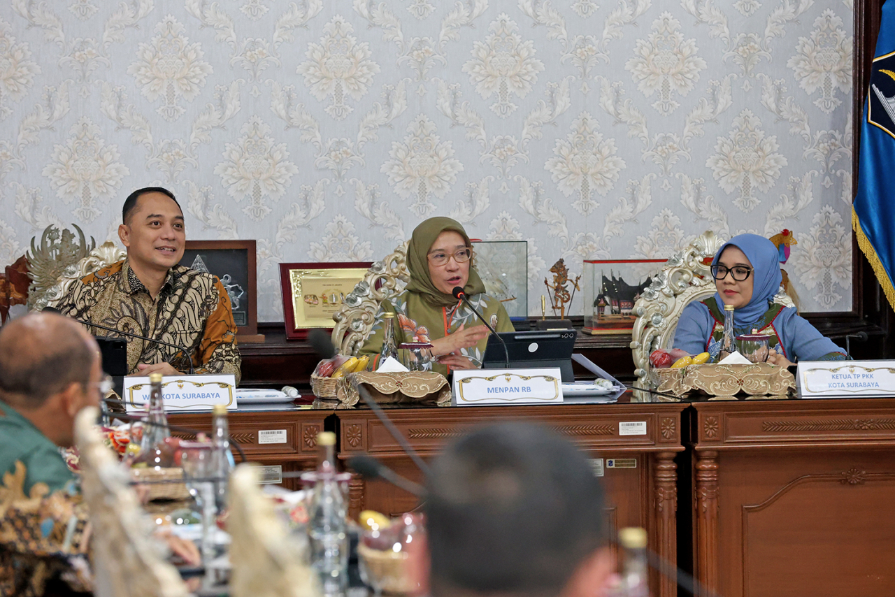 Wali Kota Surabaya Eri Cahyadi memaparkan berbagai capaian Pemkot Surabaya di hadapan MenPAN-RB, Rini Widyantini