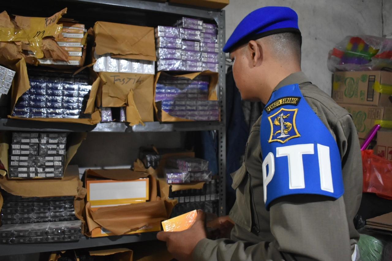Satpol PP Kota Surabaya bersama Bea Cukai Sidoarjo menggelar razia rokok ilegal