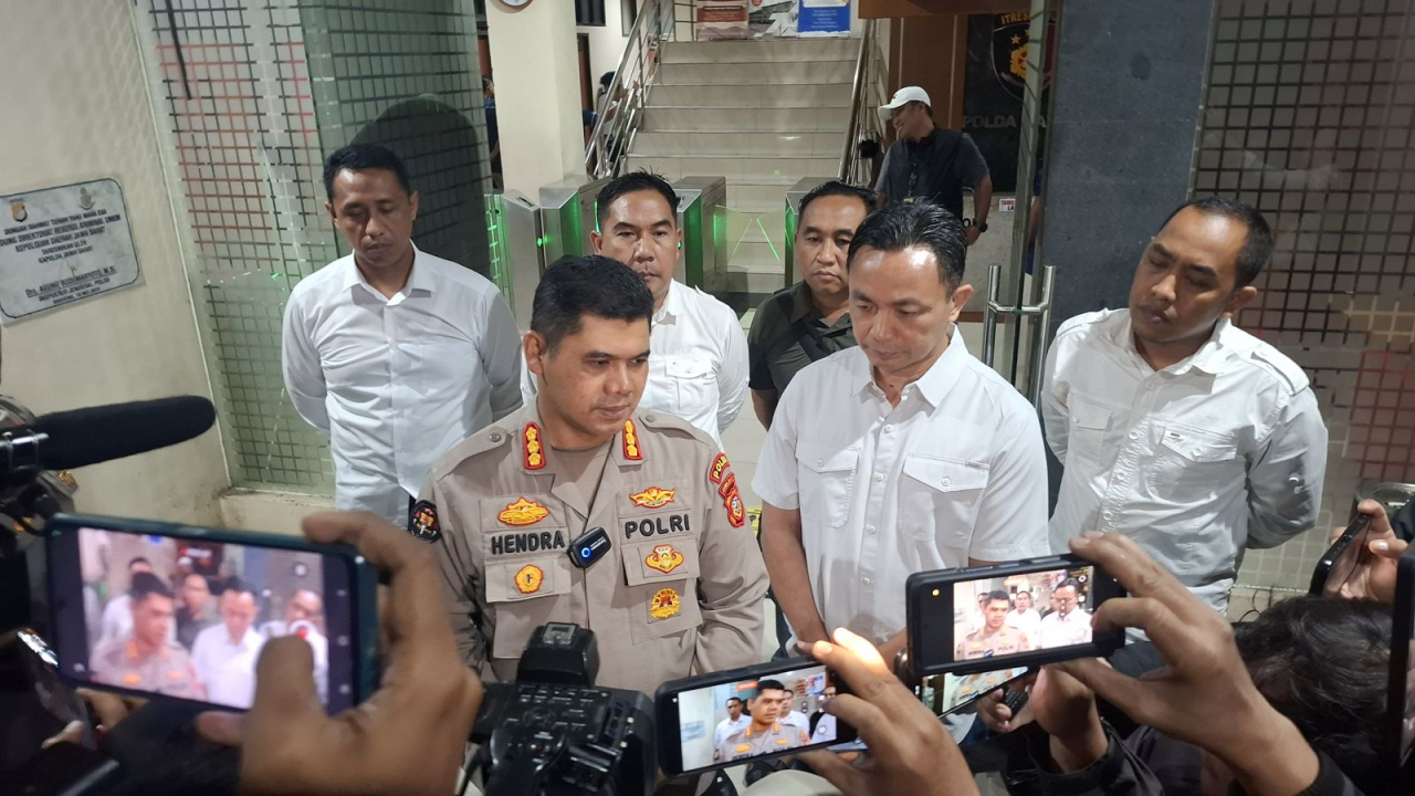 Kabid Humas Polda Jawa Barat Kombes Pol. Hendra Rochmawan memberikan keterangan pers