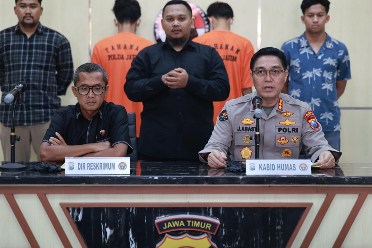Kombes Pol Jules Abraham Abast merilis dugaan pemerasan Kepala Diknas dengan tersangka dua oknum mahasiswa