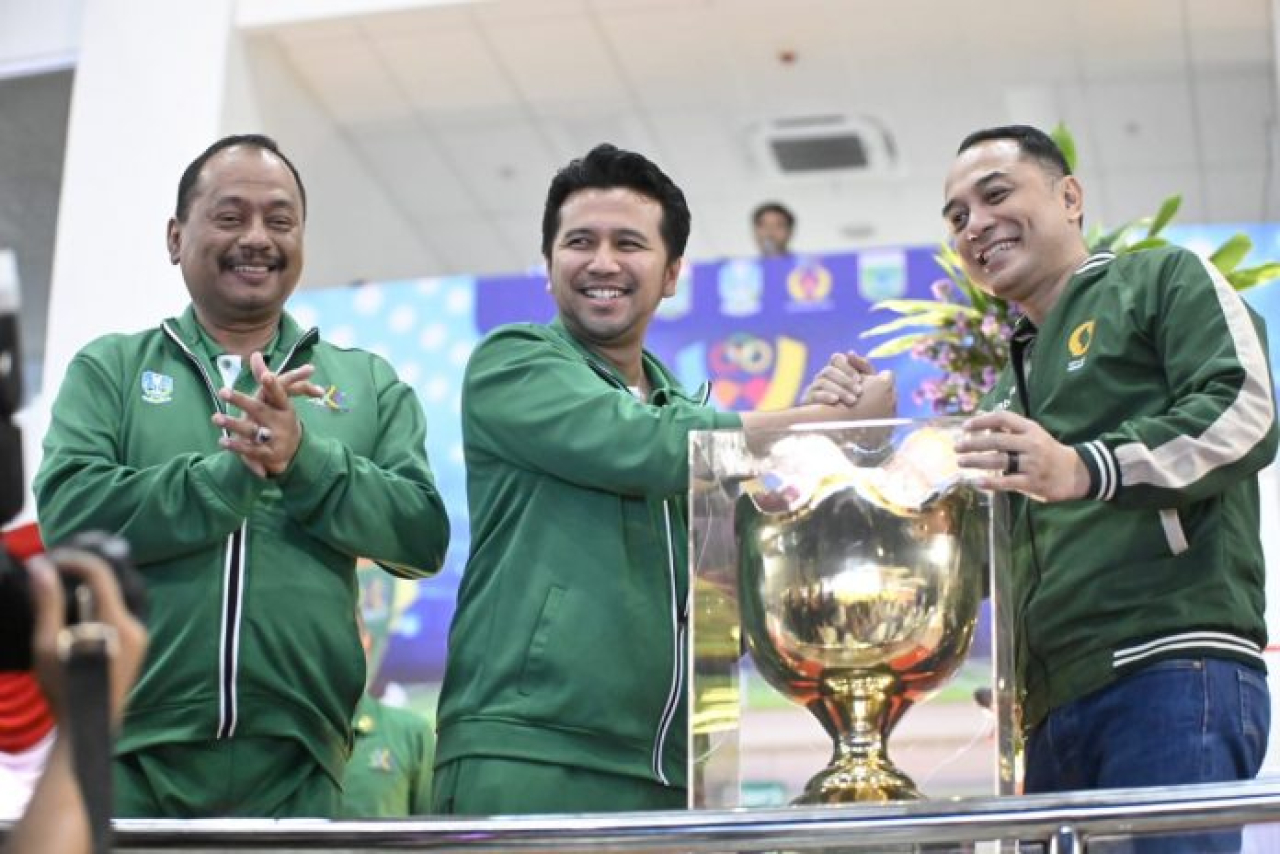 Ketua Umum KONI Jatim, M Nabil mendampingi Wakil Gubernur Jatim, Emil E. Dardak memberikan Piala Juara Umum Porprov kepada Walikota Surabaya, Eri Cahyadi. (Foto: KONI Jatim)