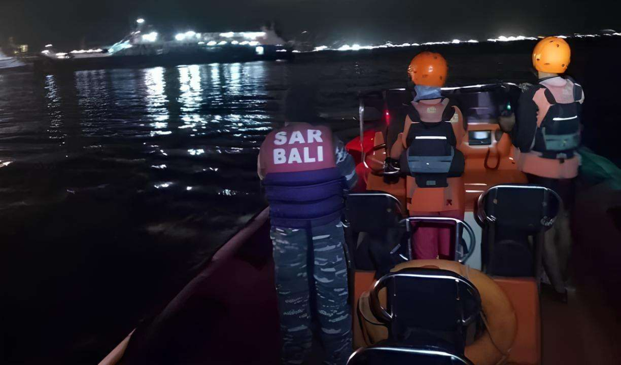 Tim Basarnas mencari korban KMP Tunu Pratama Jaya yang tenggelam di perairan Selat Bali. (Foto: Basarnas Bali)