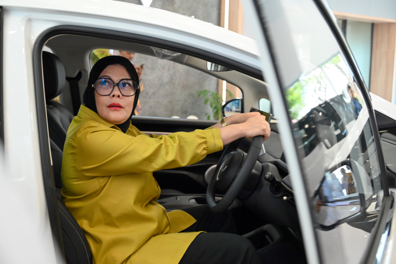 Anggota Komisi VII DPR RI Eva Monalisa saat mencoba kendaraan listrik Wuling saat kunjungan kerja ke fasilitas produksi di Bekasi. Foto: Nadya/vel/dpr.go.id)