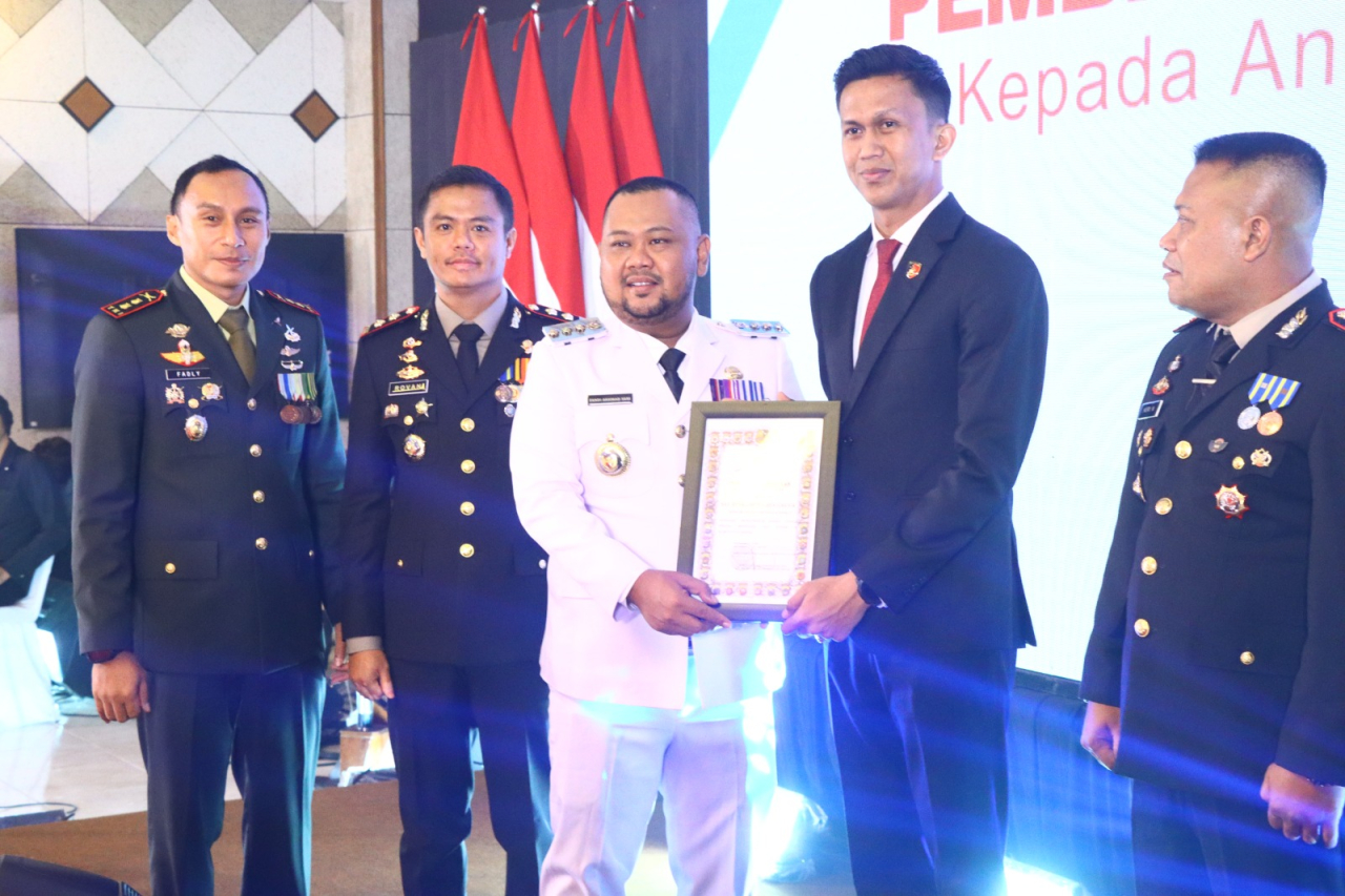 Bupati Gresik memberikan penghargaan saat HUT Bhayangkara ke 79