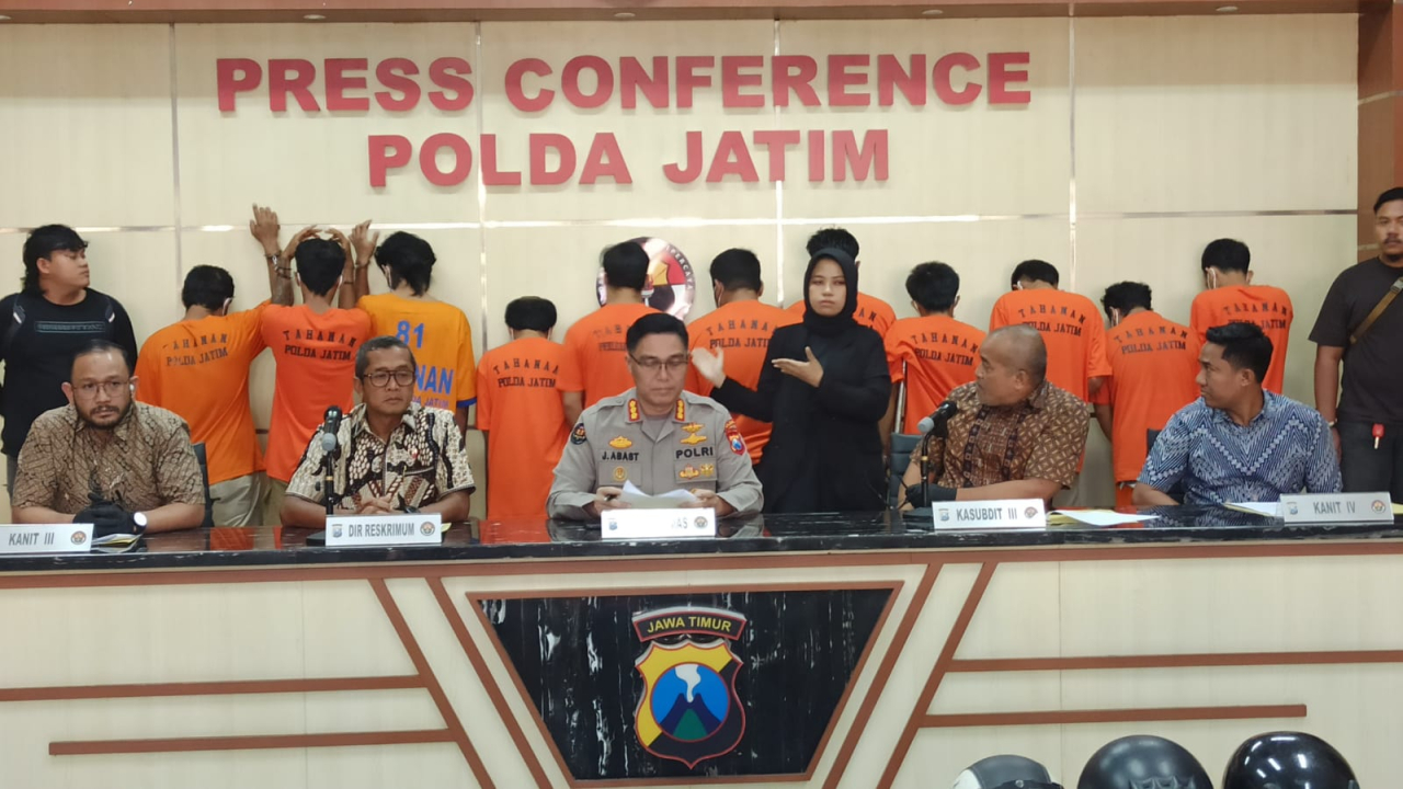 Kabid Humas Polda Jatim Kombes Pol Jules Abraham Abast dan Dirresskrimum Kombes Pol Widiatmoko merilis kasus curanmor