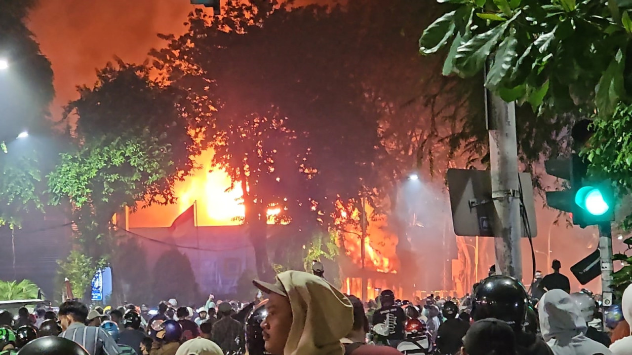 Gedung Negara Grahadi dibakar massa
