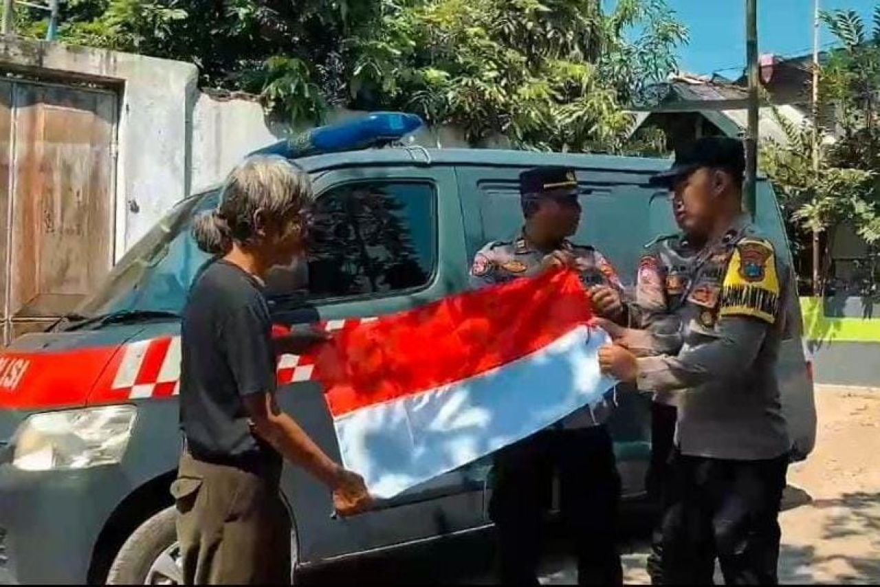 Anggota Polres Probolinggo saat memberikan bendera Merah Putih ke masyarakat