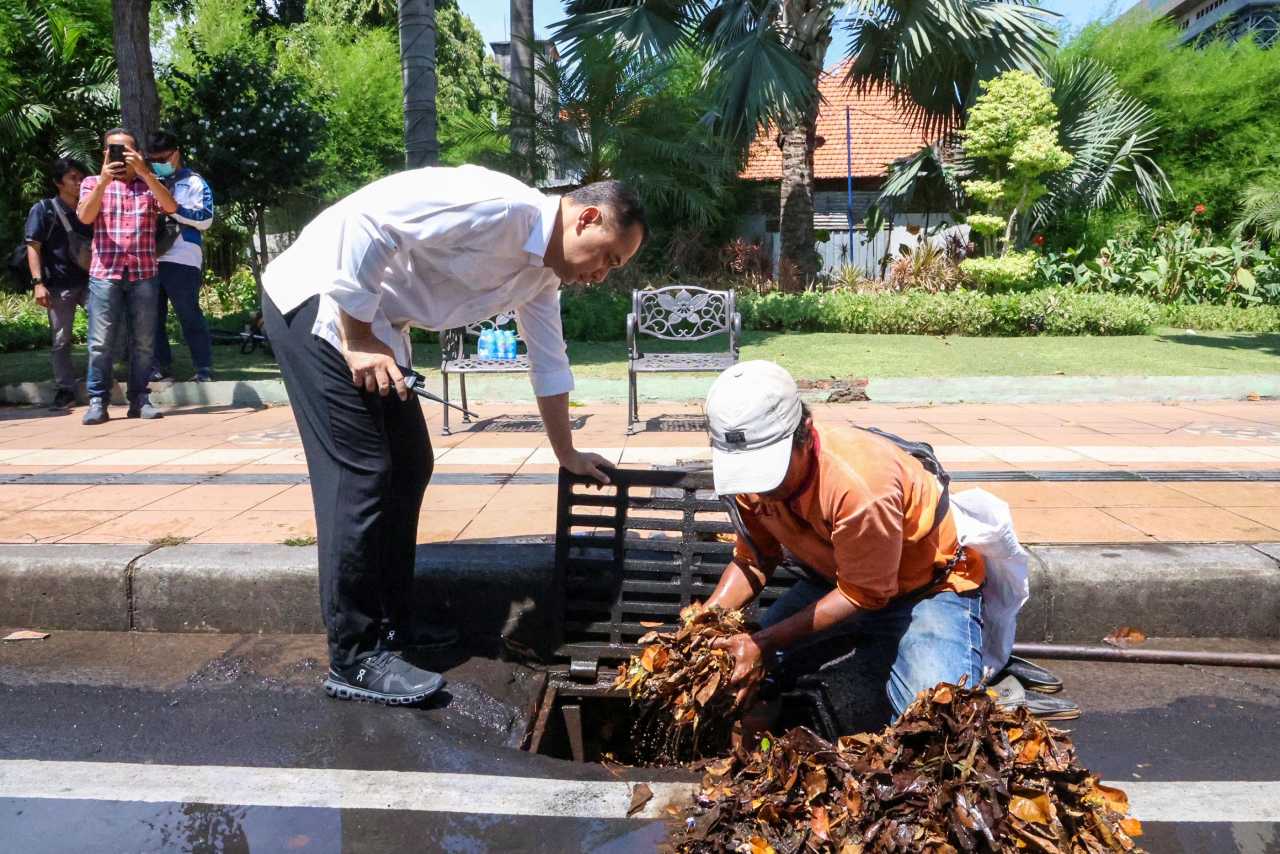 Walikota Surabaya Eri Cahyadi memimpin bersih-bersih kota