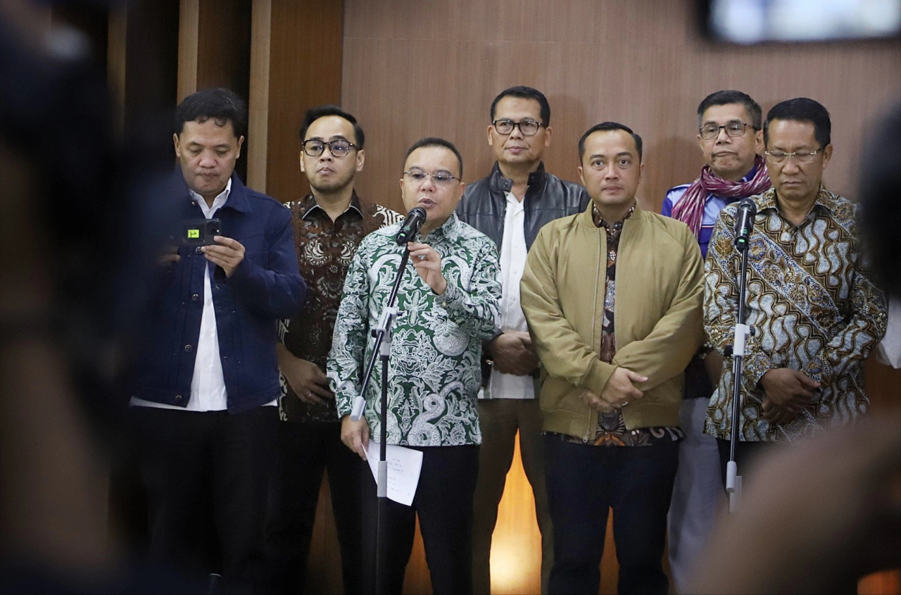 Wakil Ketua DPR RI Korpolkam Sufmi Dasco Ahmad didampingi Pimpinan Fraksi DPR RI, Pimpinan Komisi III DPR RI, dengan Mensesneg dan Menkumham saat menggelar jumpa pers.