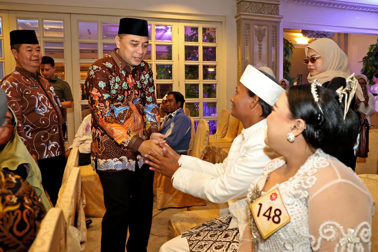 Wali Kota Surabaya Eri Cahyadi menghadiri Isbat Nikah Massal yang berlangsung di Ballroom The Empire Palace, Rabu (27/8/2025)