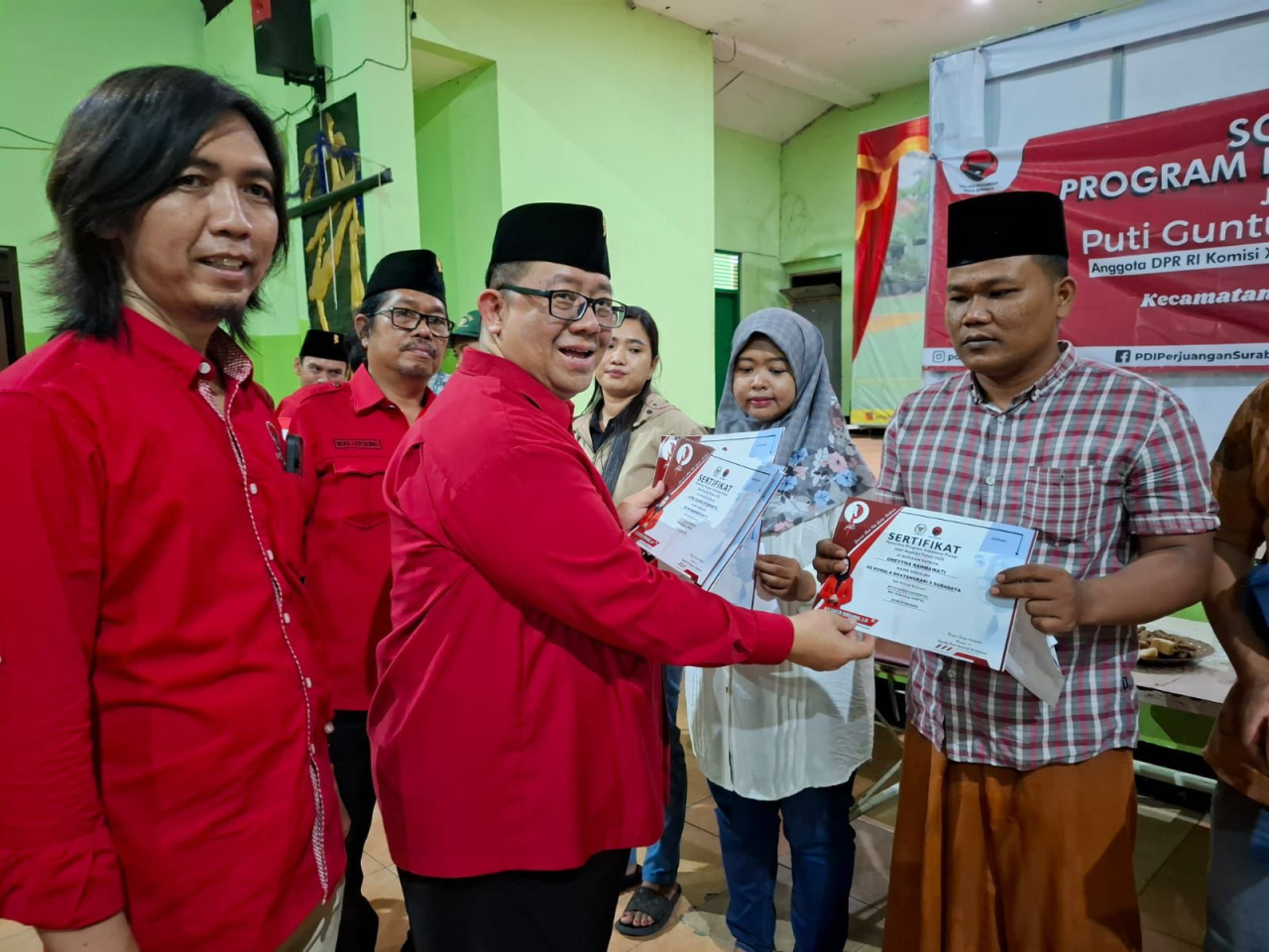 Plt Ketua DPC PDIP Surabaya Yordan M Batara Goa Didampingi Ketua Fraksi PDIP DPRD Surabaya Budi Leksono bersama Tim Puti Guntur Soekarno Ali