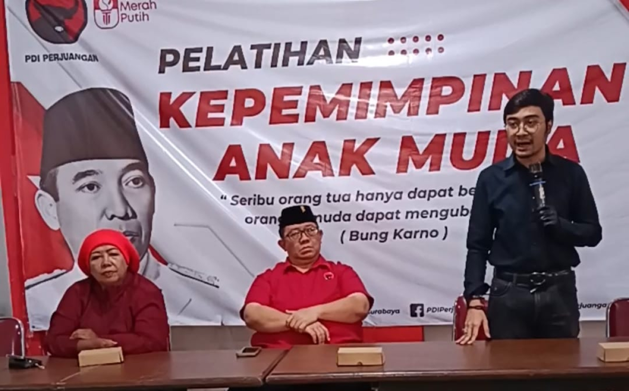 Plt Ketua DPC PDI Perjuangan Surabaya, Yordan M. Batara Goa (tengah) ikut mengisi pelatihan kepemimpinan yang digelar DPC Taruna Merah Putih Surabaya
