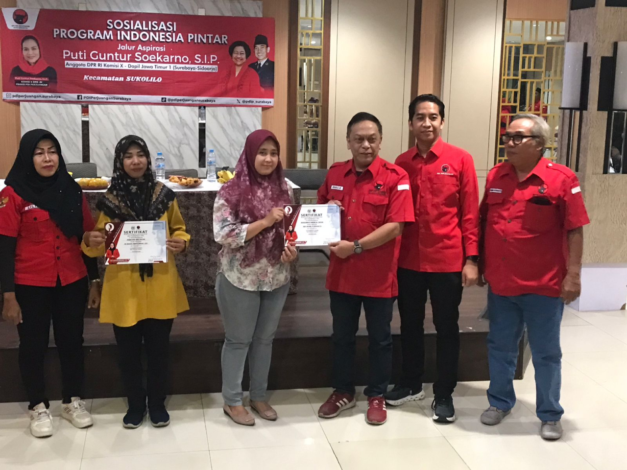 PDIP menyalurkan dana pendidikan PIP kepada warga kurang mampu di Gedung Wanita Kalibokor Surabaya pada Senin (25/08/2025).