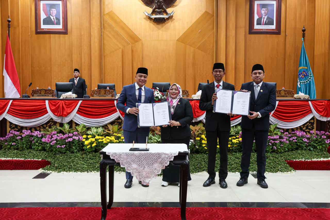 Wali Kota Eri Cahyadi bersama pimpinan DPRD Surabaya